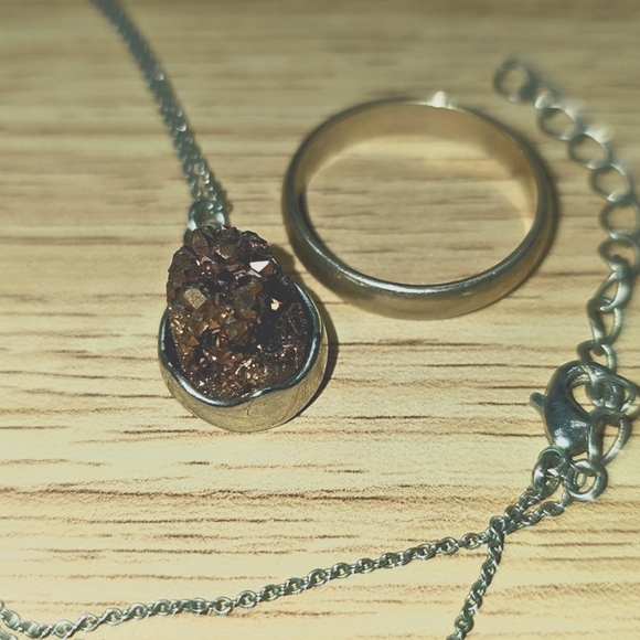 Bronze Quartz Stone Necklace Medium Length - Picture 2 of 2